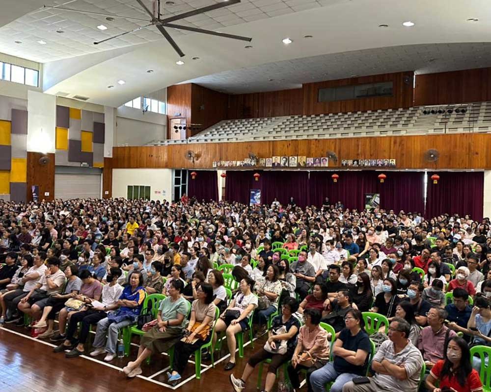 giving talk to public on the sql business solutions in sarawak